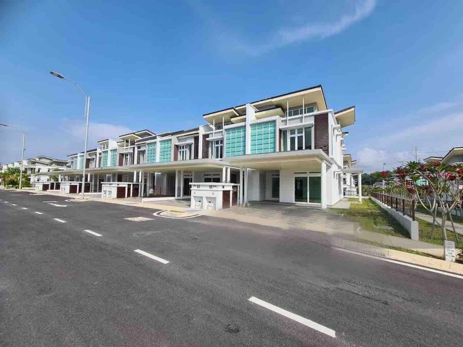 Luxury 2-Storey Terrace House Near Ioi City Mall Putrajaya Exterior foto